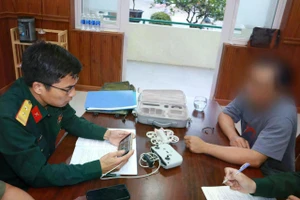 Bộ Chỉ huy quân sự TP Đà Nẵng làm việc với T.N.T., người điều khiển flycam bay vào khu vực cấm. Ảnh: Q.S