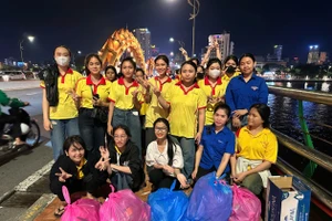 Các bạn sinh viên khu vực cầu Rồng hoàn thành việc nhặt rác đêm 31/5.