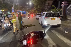 Hiện trường chiếc xe của Thắng tông vào Đại úy Hoàng Đình Dũng. Ảnh: Công an