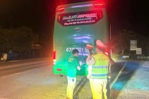 CSGT kiểm tra nồng độ cồn tài xế. Ảnh: CSGT cung cấp