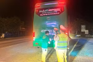 CSGT kiểm tra nồng độ cồn tài xế. Ảnh: CSGT cung cấp