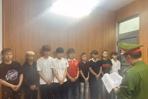 Công an tống đạt Quyết định khởi tố vụ án, khởi tố bị can. Ảnh: Công an