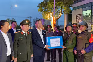 Ông Lê Trung Chinh - Chủ tịch UBND TP Đà Nẵng tặng quà cho lực lượng tuần tra 8394 phường Hải Châu.