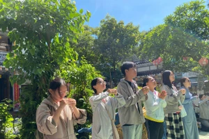 Lê Vinh Phước Vĩnh (thứ 3, từ trái qua) - học sinh Trường THPT Hoàng Hoa Thám cùng nhóm bạn đến chùa Bát Nhã để thắp hương cầu may mắn.