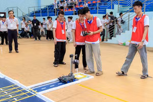 Các thí sinh trong phần thi của mình. 