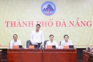 Ông Lê Ngọc Quang - Bí thư Thành ủy Đà Nẵng phát biểu chỉ đạo tại buổi họp về công tác khắc phục hậu quả thiên tai và ứng phó với bão số 13.