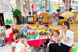 Cô giáo và trẻ Trường Mầm non 20-10 (Đà Nẵng).