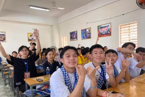 Thanh thiếu niên kiều bào giao lưu tại Trường Cao đẳng Đại Việt Đà Nẵng.