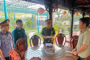 Công an Quảng Nam đọc lệnh bắt giam Bùi Ngọc Dũng về tội Trốn thuế. Ảnh: CACC