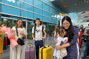 Du khách Kazakhastan được tặng hoa và quà khi xuống sân bay Đà Nẵng.