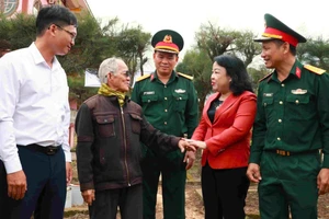 Lãnh đạo chính quyền địa phương cùng Bộ Chỉ huy quân sự tỉnh Đắk Lắk thăm người dân vùng lũ ở xã Hòa Thịnh trước thềm năm mới Bính Ngọ. Ảnh: Quang Hùng, QK5.