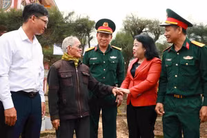 Lãnh đạo chính quyền địa phương cùng Bộ Chỉ huy quân sự tỉnh Đắk Lắk thăm người dân vùng lũ ở xã Hòa Thịnh trước thềm năm mới Bính Ngọ. Ảnh: Quang Hùng, QK5.