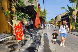 Du khách tham quan phố cổ Hội An. 