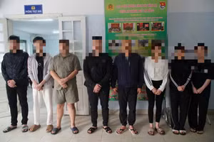 Những kẻ liên quan đường dây lừa đảo bị bắt giữ. (Ảnh: CACC)