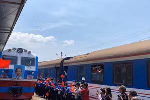 Đôi tàu đặc biệt mang tên “đoàn tàu Thống Nhất” gặp nhau tại Đà Nẵng vào trưa 30/4.