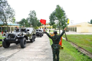 Xe thiết giáp sẵn sàng hỗ trợ người dân trong bão số 13.