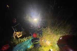 Lực lượng chức năng đưa thi thể nạn nhân lên khỏi vực sâu. (Ảnh: CACC)