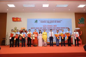 Bà Nguyễn Thị Anh Thi (thứ 6 từ phải sang), Phó Chủ tịch UBND TP Đà Nẵng trao Quyết định bổ nhiệm quyền Hiệu trưởng Trường Cao đẳng Đà Nẵng cho PGS.TS Vũ Thị Phương Anh (áo dài đỏ) và các Phó Hiệu trưởng.
