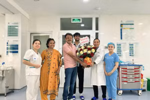 Gia đình du khách Ấn Độ tặng hoa tri ân các y bác sĩ.