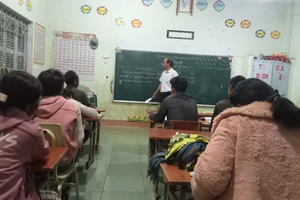 Lớp học xóa mù chữ do thầy A Bung đứng lớp ở xã Tu Mơ Rông. 