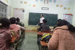 Lớp học xóa mù chữ do thầy A Bung đứng lớp ở xã Tu Mơ Rông. 