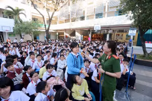 Đại úy Hoàng Nguyễn Ngọc Linh tương tác, hỏi đáp để tạo không gian để học sinh bày tỏ suy nghĩ, nhận thức của mình.