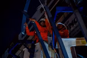 Công nhân điện lực sửa chữa xuyên đêm để sớm có điện cho dân.