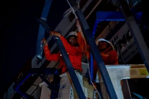 Công nhân điện lực sửa chữa xuyên đêm để sớm có điện cho dân.