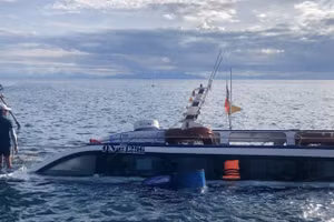 Ca nô bị chìm ở Quảng Nam. Ảnh: Bộ đội Biên phòng