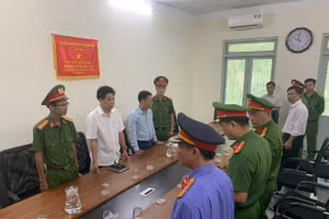 Cơ quan chức năng tống đạt các quyết định đối với Lương Thiện Phước và Nguyễn Cao Sang. Ảnh: Công an