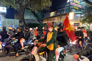 Mặc đồ khủng long “đi bão”.