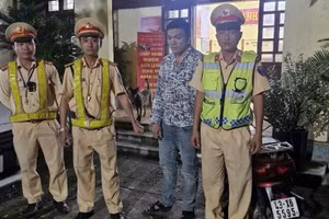 Lập bị khống chế và bắt giữ sau khi dùng dao tấn công lực lượng công an. Ảnh: CACC