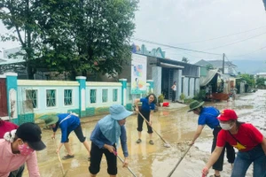 Cán bộ, giáo viên, nhân viên cùng phụ huynh Trường Mầm non Hoa Phượng Đỏ và Trường Mầm non Măng Non hỗ trợ các trường bị ngập lụt dọn vệ sinh sau lũ. 