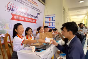 Tân sinh viên VKU khóa 2024 làm thủ tục nhập học.