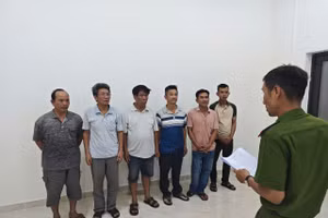 Công an tạm giữ hình sự với những người liên quan. Ảnh: Công an cung cấp