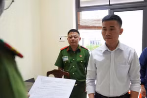 Cơ quan điều tra tống đạt quyết định khởi tố bị can Nguyễn Văn Hoàng. Ảnh: CACC