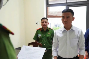 Cơ quan điều tra tống đạt quyết định khởi tố bị can Nguyễn Văn Hoàng. Ảnh: CACC