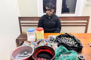 Ngô Ngọc H. cùng tang vật bị thu giữ. Ảnh: BĐBP