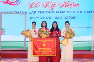 Bà Lê Thị Bích Thuận (thứ 2, từ phải qua) - Giám đốc Sở GD&ĐT TP Đà Nẵng thừa ủy quyền của Chủ tịch UBND TP Đà Nẵng trao cờ lưu niệm cho Ban Giám hiệu Trường Mầm non Dạ Lan Hương.