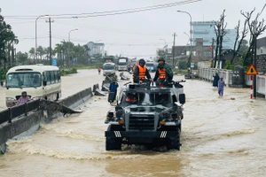 Xe thiết giáp có mặt ở vùng lũ để hỗ trợ nhu yếu phẩm cho người dân. 
