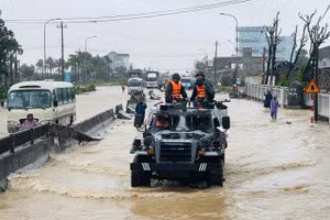 Xe thiết giáp có mặt ở vùng lũ để hỗ trợ nhu yếu phẩm cho người dân. 