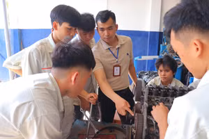 Sinh viên ngành Kỹ thuật ô tô, Trường Cao đẳng Đại Việt Đà Nẵng trong giờ thực hành.