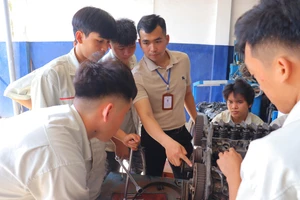 Sinh viên ngành Kỹ thuật ô tô, Trường Cao đẳng Đại Việt Đà Nẵng trong giờ thực hành.