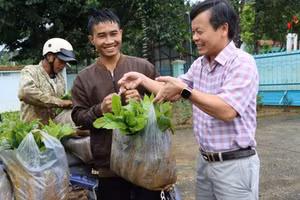 Ông Trần Quốc Huy - Chủ tịch UBND xã Tu Mơ Rông trao món quà cho bà con.