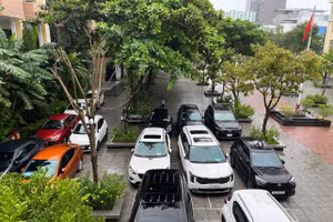 Trường Tiểu học Võ Thị Sáu (phường Hải Châu, TP Đà Nẵng) mở cửa để ô tô và xe máy vào đỗ tránh ngập lụt. 