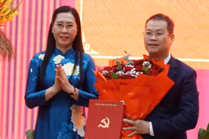 Bà Bùi Thị Quỳnh Vân, Phó Trưởng ban Tổ chức Trung ương trao quyết định và tặng hoa chúc mừng ông Nguyễn Mạnh Hùng. Ảnh: Đ.N