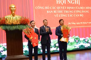 Ông Lê Minh Hưng - Ủy viên Bộ Chính trị, Bí thư Trung ương Đảng, Trưởng Ban tổ chức Trung ương trao quyết định cho ông Lương Nguyễn Minh Triết (ngoài cùng bên phải) và ông Phạm Đức Ấn (ngoài cùng bên trái).