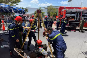 Lực lượng cứu hộ xuống nơi mắc kẹt 2 nạn nhân. (Ảnh: CACC)