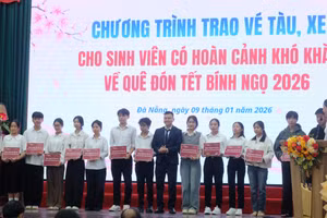 Trao vé xe cho cho sinh viên về quê đón Tết Bính Ngọ năm 2026.