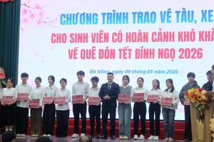 Trao vé xe cho cho sinh viên về quê đón Tết Bính Ngọ năm 2026.